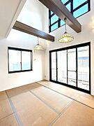 ダイニングと和室のお写真になります。続き間になっておりますので、用途に応じて柔軟に使い分けが可能です。