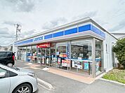 ローソン白岡市白岡店様まで550ｍ（徒歩7分）です。近くにコンビニがあると安心ですね。