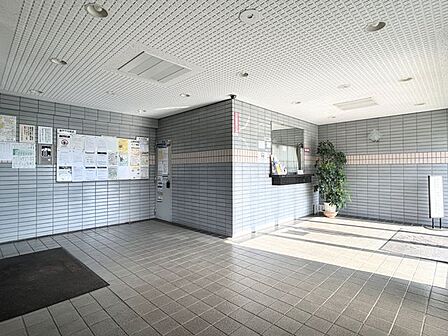 【ロビー】入り口正面には管理人室がございます。