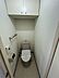 室内：【トイレ】トイレの写真です。クリーニング済みですが、設備の交換も可能でございます。