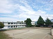 【中学校】宮田中学校まで約1400ｍ(徒歩約18分)。学校行事や部活動で帰りが遅くなっても苦にならない距離です。お友達と会話を楽しみながらの通学も良い思い出の1つですね。