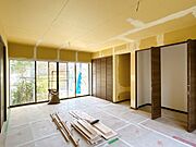 【RF中/和室】1階の続き間になっていた和室は、つなげて約12帖の洋室に変更中です。写真は南東側です。
