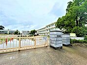 【周辺】岩滑小学校まで約850ｍ（徒歩約11分）毎日の通学にも程よい距離。友達と一緒ならあっという間に学校です。