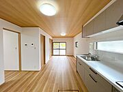価格には消費税、リフォーム費用を含みます。リフォーム中でもご案内可能。内覧希望の方はお電話ください。