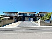 【リフォーム済】外観です。駐車場拡張工事、外壁塗装を行いました。