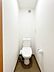 トイレ：【リフォーム済】トイレは新品に交換しました。もともと押し入れだった場所をトイレとしてリフォームしました。換気扇は新設、床はクッションフロア張り、壁天井はクロスを貼りました。