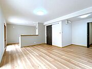 【リフォーム済】LDKです。床はフローリング張り、壁天井はクロスを貼りました。南の掃き出し窓からお庭に出ることが出来ます。