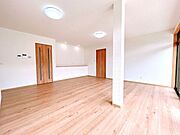 【リフォーム済】1階和室をLDKに間取り変更しました。南側に掃き出し窓があり、明るく出入りもしやすいお部屋となりました。床はフロアを貼り、壁と天井はクロスを貼り換え、照明も交換してあります。