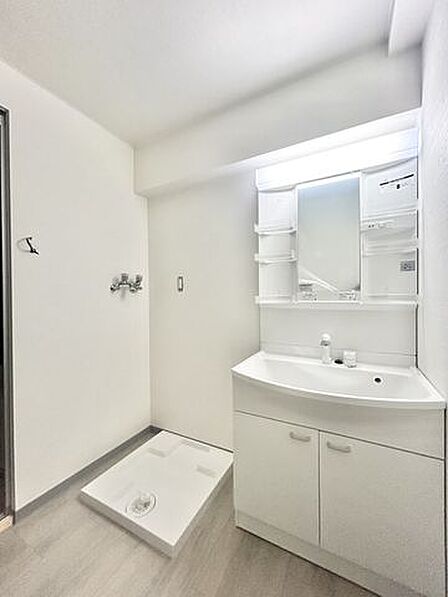 【リフォーム販売】洗面室 洗面室は天井と壁のクロス張替え、床はクッションフロア張替え、洗面台交換、防水パン交換、照明交換等を行う予定です。