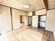 【リフォーム中販売】1階洋室（別角度）天井・壁クロス張替え、建具・照明交換、フローリング重ね張り等を行います。