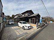 【リフォーム済】外観別角度写真です。外壁は塗装を行います。駐車場は4台分に拡張を行いました。お車を複数お持ちの方にもおすすめです。