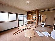 【RF予定】リビングです。洋室とつなげてリビングを拡張します。約19.5帖になります。天井壁クロス張替え、フローリング重ね張りを行います。照明も交換いたします。