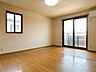 寝室：【リフォーム中】2階東側洋室10帖です。天井壁のクロス張替えと照明交換を行います。