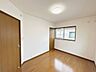 室内：【リフォーム済】2階4.5帖洋室の別角度です。2面採光のお部屋です。