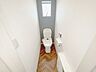 トイレ：2階トイレです。奥行もありゆったりとしたトイレです。2階にもトイレがあると大変便利ですね。