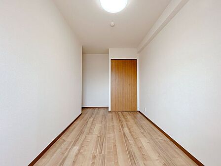 【リフォーム済】洋室4.3帖のお部屋です。こちらはクロスの張替え、照明交換、床クッションフロア張りを致しました。お子様のお部屋などにいかがでしょうか。