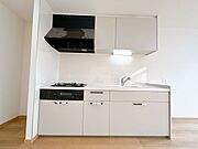 【リフォーム済/キッチン】キッチンはハウステック製のものに新品交換いたしました。新しいキッチンは料理をするのも楽しみになりますね。