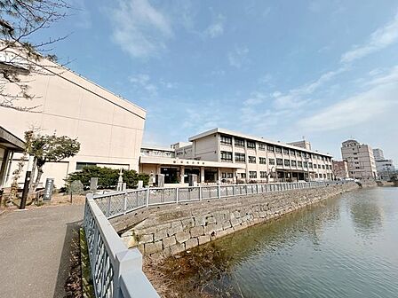 ファミリーマート福井日之出一丁目店 順化小学校まで約550m(徒歩7分)。 360m