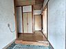 室内：【リフォーム前写真】玄関ホール写真。天井・壁のクロスを張替え、床はフロアタイルで重ね張りを行います。