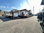 【前面道路】　2面道路の角地になっています。