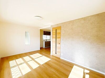 外観:【リフォーム済み】リビングの写真です。クロス床材張替え等を行いました。 外観:【リフォーム済み】リビングの写真です。クロス床材張替え等を行いました。