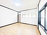 室内：【リフォーム済】1F洋室8帖の別角度の写真です。2面採光で明るい印象のお部屋ですね。
