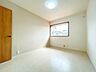 洋室：【リフォーム済】2階洋室約6帖です。建具交換、クロス張替え、照明交換を行いました。出窓がございます。