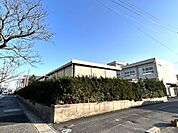 弓ヶ浜小学校まで徒歩約8分(600m)。毎日の登下校には苦にならない距離ですね。 2200m