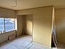 室内：【リフォーム中3/9撮影】2階洋室は、フローリングを重ね張り、床と天井のクロスは張替え予定です。