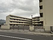 【周辺環境】第三中学校まで約900ｍ。徒歩約12分、自転車約4分。