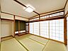 室内：【リフォーム済】　和室約6帖の写真です。障子を開けると窓から日の光が入ってきます。