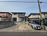 外観：駐車場は普通車が3台並列駐車できます。1台分のカーポートも設置されています。