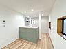 リビング/ダイニング：【内外装リフォーム済】1階約21帖のLDKです。住友林業クレスト製フローリング・建具に交換し、クロスとダウンライトで明るく上質な空間に一新しました。