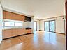 リビング/ダイニング：【リフォーム中】LDKは約21帖の広々とした空間へ拡張予定です。開放感のあるカウンターキッチンを採用し、食品や日用品の収納に便利なパントリーも新設。家族が集う快適な住空間へ生まれ変わります。