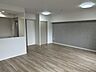 リビング/ダイニング：【リフォーム済】フローリングを張り、天井・壁クロスの張替えを行いました。一部アクセントクロスを貼っているのでお部屋が引き締まって見えますね。