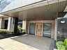 その他：【共用部】マンション入り口です。大きな屋根があり高級感があります。