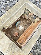水道メータボックスの様子です。中古住宅の場合、上水道が隣地の下を通っている場合もありますが、当社では売主の務めとしてそのような「越境トラブル」を解消してから販売することを社内規定で定めています。