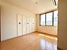室内：【リフォーム前】東側洋室約6帖別アングル