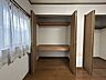 洋室：【リフォーム中10/12】2階南側洋室クローゼットです。カーテンレールに干渉しない大きさの建具を手配予定です。細かい部分まで気を使って仕上げていきます。