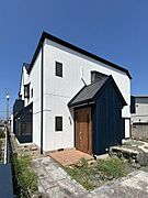 【リフォーム済】外観写真の別アングルです。外壁と屋根は防水塗装を行いました。玄関が2つありますので、二世帯住宅として使用しても良いですね。
