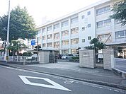 【周辺環境】松山市立拓南中学校まで約500ｍ（徒歩7分）。