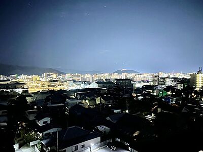 外観:【眺望」ベランダからの眺望です。夜には市内の灯りを夜景として楽しめます。 外観:【眺望」ベランダからの眺望です。夜には市内の灯りを夜景として楽しめます。
