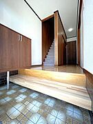 【リフォーム済】玄関は玄関収納を新設し、クリーニングを行いました。約15足収納可能です。