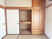 2階和室は収納も充実しています。