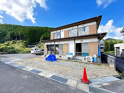 外観:【リフォーム中】現地外観です。写真中央の塀、カーポート、倉庫を撤去します。 外観:【リフォーム中】現地外観です。写真中央の塀、カーポート、倉庫を撤去します。