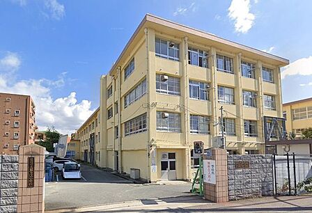 福岡市立草ケ江小学校 草ヶ江小学校まで徒歩14分（約1100Ｍ）です。お子様の通学に丁度いい距離ですね。毎日歩くことで体力もつきます。