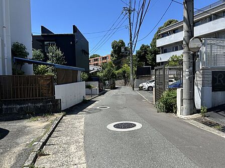 【前面道路】マンションエントランス出入り口側の前面道路です。車通りは多くありません。