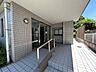 その他：【建物入口】出入り口の写真。階段の反対側はスロープになっているのでベビーカー・車椅子も大丈夫です。