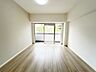 寝室：【リフォーム済】6帖の和室は使い勝手を考慮して洋室へリフォームししました。もちろん天井・壁クロス張替えしました。