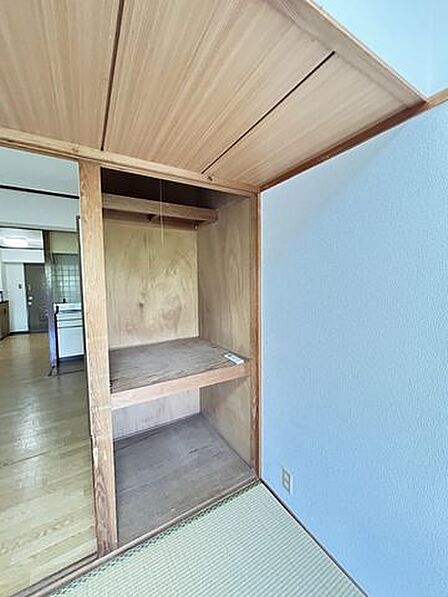 【リフォーム前】6帖の和室の収納は壁で塞いで、ダイニング側のクローゼットへリフォームします。
